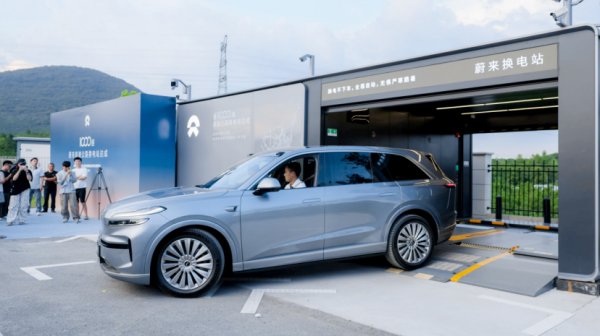 广州华鑫 蔚来高速换电站千站落成 乐道L90首次换电展示”远方自由“